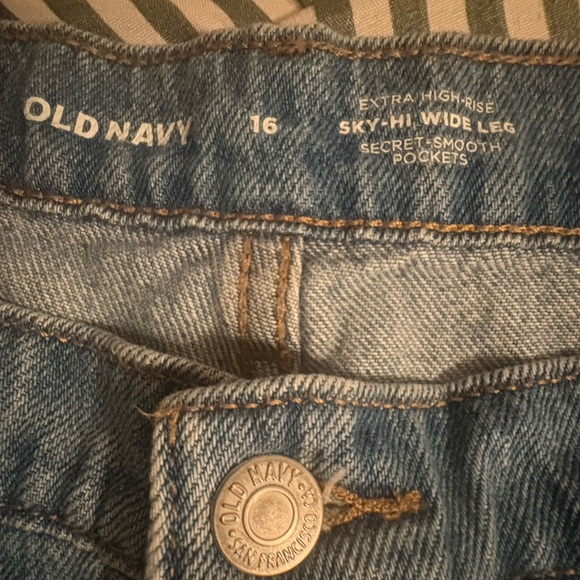 Old Navy Light Wash Denim Cargo Jeans - high waisted - Picture 6 of 6